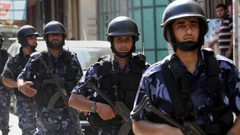 الشرطة تلقي القبض على سيدة وزوجها وابنيها بحوزتهم مواد مخدرة