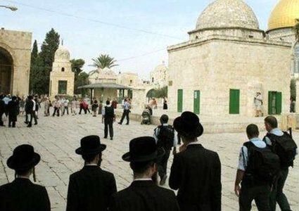 مستوطنون يؤدون صلوات تلمودية عند باب حطة بالأقصى