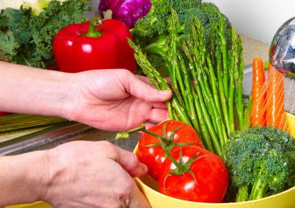 أطعمة لا يعرف الكثيرين الطرق الصحيحة لغسلها؟