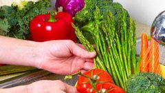 أطعمة لا يعرف الكثيرين الطرق الصحيحة لغسلها؟