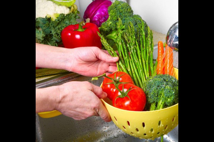 أطعمة لا يعرف الكثيرين الطرق الصحيحة لغسلها؟