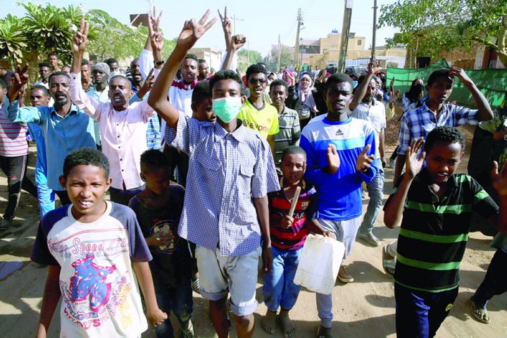 الاحتجاجات السودانية بيومها الـ50..والشرطة تستخدم الغاز