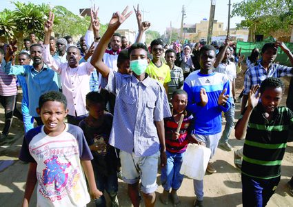 الاحتجاجات السودانية بيومها الـ50..والشرطة تستخدم الغاز