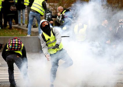 "السترات الصفراء" تضع مطالبها جانبا وتصب غضبها على الشرطة