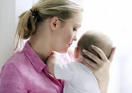 أم بريطانية تنقذ ابنها الرضيع من الاختناق بـ"شعرها"!