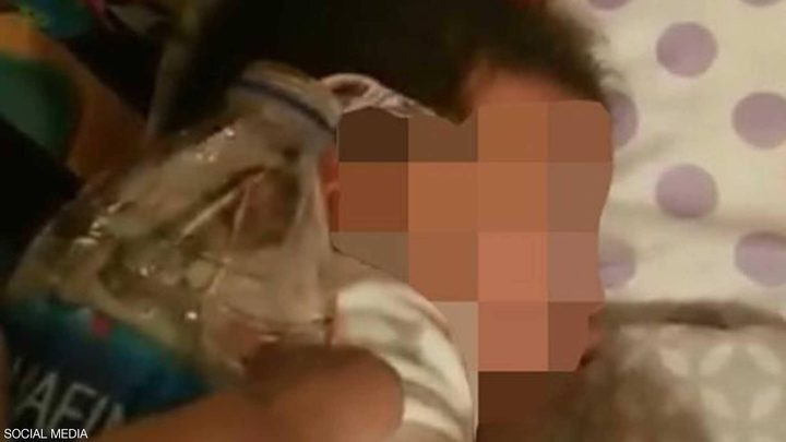 أم تنشر مقطع صادم يوثق محاولتها اغراق طفلتها الرضيعة