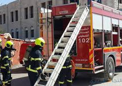 الدفاع المدني يخلي 40 عائلة في عناتا بعد اندلاع حريق