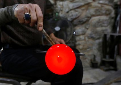 فلسطيني يعمل في تشكيل الزجاج لأكثر من 40 عاماً
