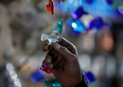 فلسطيني يعمل في تشكيل الزجاج لأكثر من 40 عاماً