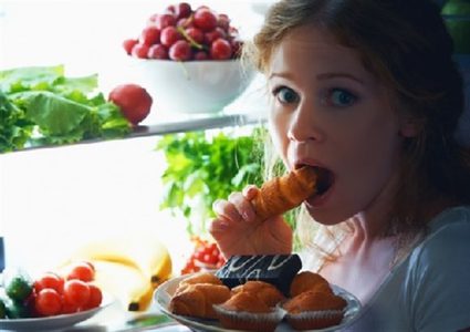 ما سلبيات الأكل عند الشعور بالتعب والتوتر؟