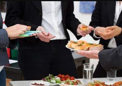 تحذير صحي للموظفين بشأن "طعام العمل"