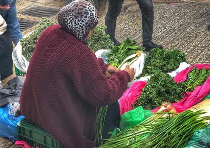 سيدة مقدسية تبتاع على احدى البسطات بالقرب من باب العمود