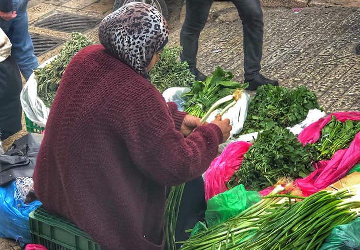 سيدة مقدسية تبتاع على احدى البسطات بالقرب من باب العمود