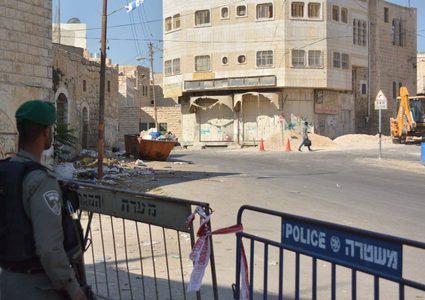 قوات الاحتلال تحتجز مواطنا قرب الحرم الإبراهيمي