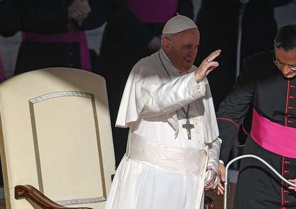 البابا يستبق وصوله إلى الإمارات بدعوة للصلاة من أجل اليمن