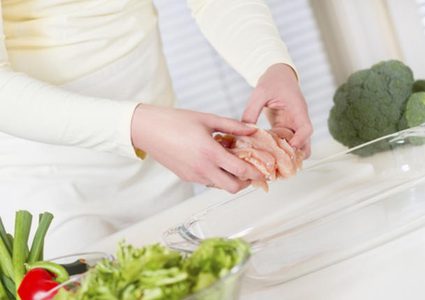 دراسة: غسل الدجاج يجعله ساماً