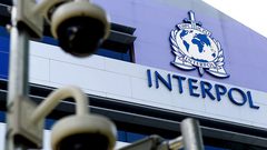 26 فاسداً جاري ملاحقتهم في عدة دول بالتعاون مع "الإنتربول"
