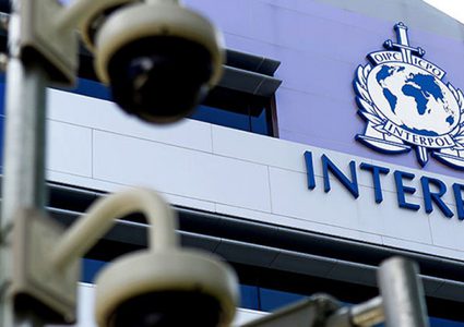 26 فاسداً جاري ملاحقتهم في عدة دول بالتعاون مع "الإنتربول"