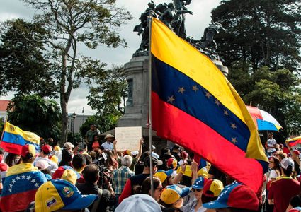 المتظاهرون يقطعون الشارع الرئيسي في كاراكاس