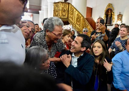 في دولة عربية.. أول سفير يعترف بغوايدو رئيسا لفنزويلا