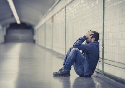 ما السبب.. شعور الشباب بالوحدة أكثر من كبار السن؟