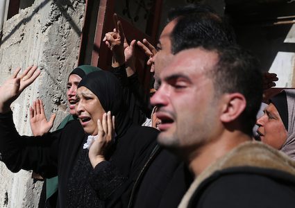 مشيعون يحملون جثمان الشهيد أحمد أبو جبل 30 الذي توفي متأثرًا بجراحه التي أصيب بها من قبل قوات الاحتلال الإسرائيلي خلال مسيرات العودة