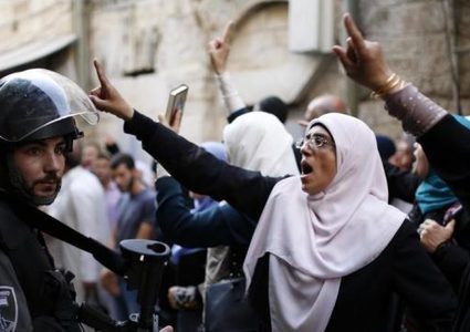 الاحتلال يبعد 7 مقدسيات عن الأقصى لمدة أسبوعين