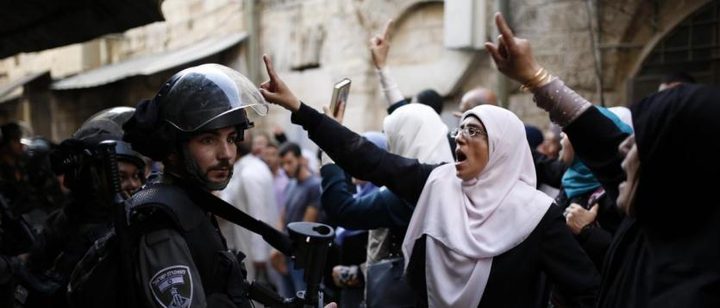 الاحتلال يبعد 7 مقدسيات عن الأقصى لمدة أسبوعين