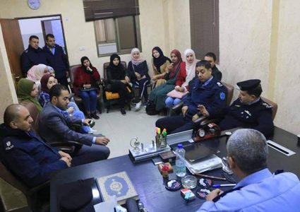 الشرطة تستضيف المشاركين بدورة اصدقاء الشرطة