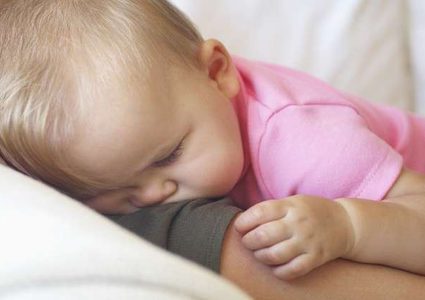 بريطانية "تخنق" رضيعها بشعرها!