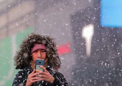 حيلة بسيطة تمنع توقف الهاتف عن العمل في البرد!