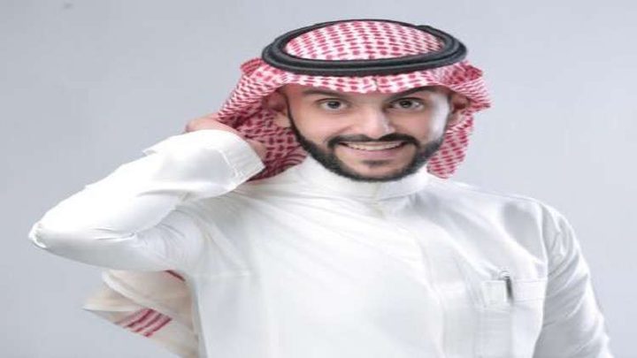 مذيع سعودي يصدم فتاة أثناء البث المباشر!