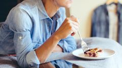 أطعمة العمل ... سكر وأملاح ودهون