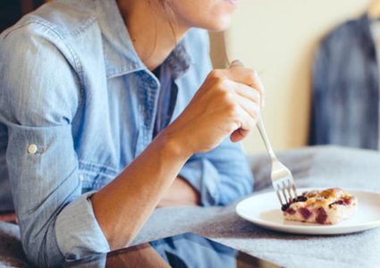 أطعمة العمل ... سكر وأملاح ودهون