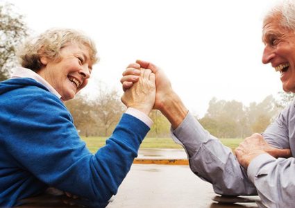 لماذا تعمّر النساء أكثر من الرجال؟