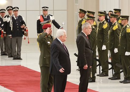 الرئيس الفلسطيني محمود عباس ونظيره النمساوي ألكسندر فان دير بيلين يتفقدان حرس الشرف خلال مراسم الترحيب في مدينة رام الله بالضفة الغربية في 5 فبراير 2019.