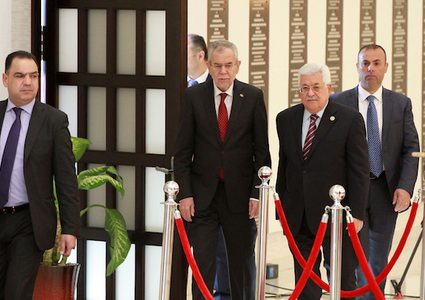 الرئيس الفلسطيني محمود عباس ونظيره النمساوي ألكسندر فان دير بيلين يتفقدان حرس الشرف خلال مراسم الترحيب في مدينة رام الله بالضفة الغربية في 5 فبراير 2019.