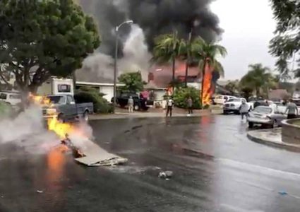 تحطم طائرة فوق منزل ومقتل العائلة والطيار