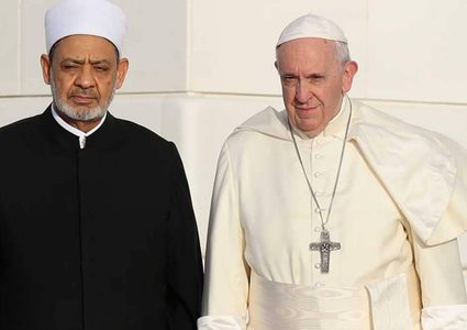 البابا فرنسيس وشيخ الأزهر يوقعان على كرة الأولمبياد الخاص