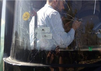 الخليل: شبان يرشقون حافلة وسيارات للمستوطنين