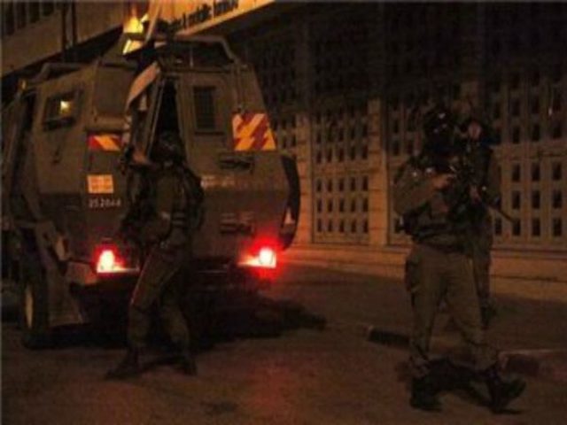 الاحتلال يعتقل 3 مواطنين ويستولي على أجهزة خلوية