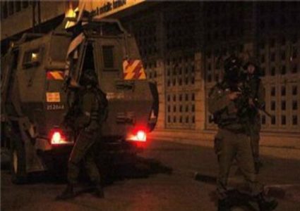 الاحتلال يعتقل 3 مواطنين ويستولي على أجهزة خلوية