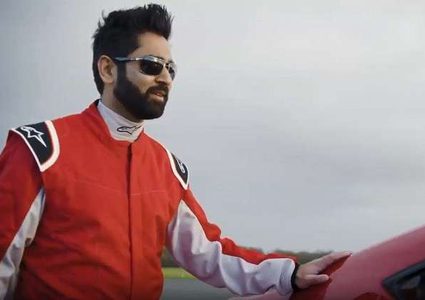 سائق أعمى يصنع التاريخ في مضمار لاختبار السيارات! (فيديو)