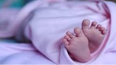 ماليزيا..والدان يعنفان طفلهم الرضيع أمام العامة لكسب النقود!