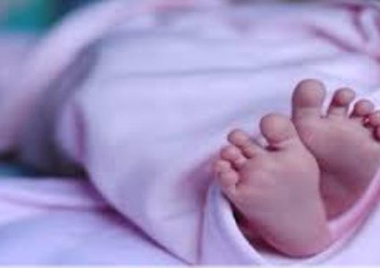 ماليزيا..والدان يعنفان طفلهم الرضيع أمام العامة لكسب النقود!