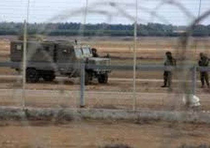 الاحتلال يعتقل مواطنين بزعم اجتياز السياج الحدودي والتسلل