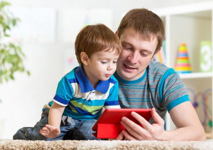 دراسة: استخدام الأطفال للأجهزة الذكية يؤخر النطق لديهم