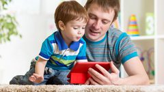 دراسة: استخدام الأطفال للأجهزة الذكية يؤخر النطق لديهم