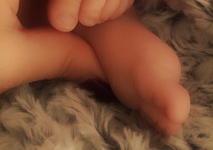 كندة علوش تنشر الصورة الأولى لابنتها حياة وتعلق:حياتى وعمري