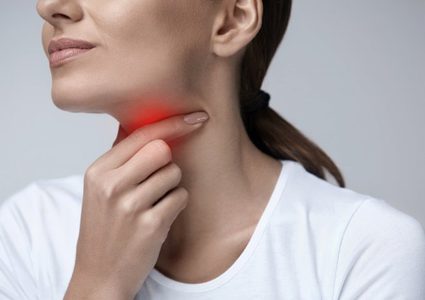 10 علاجات متوفرة في المنزل لالتهاب الحلق